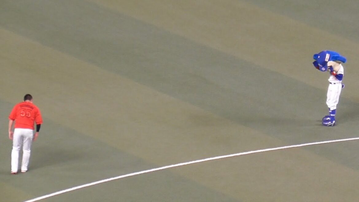 ドアラの事が大好きな松山竜平　ドアラにお辞儀する　中日ドラゴンズVS広島東洋カープ　2024/04/28