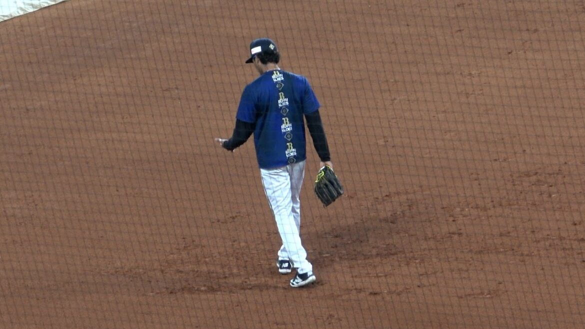 昨日、練習中に打球が当たった左手首を気にしながら守備練習をする宗佑磨