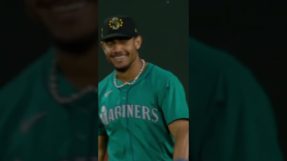 Julio Rodriguez Robs a Home Run from Anthony Santander!!