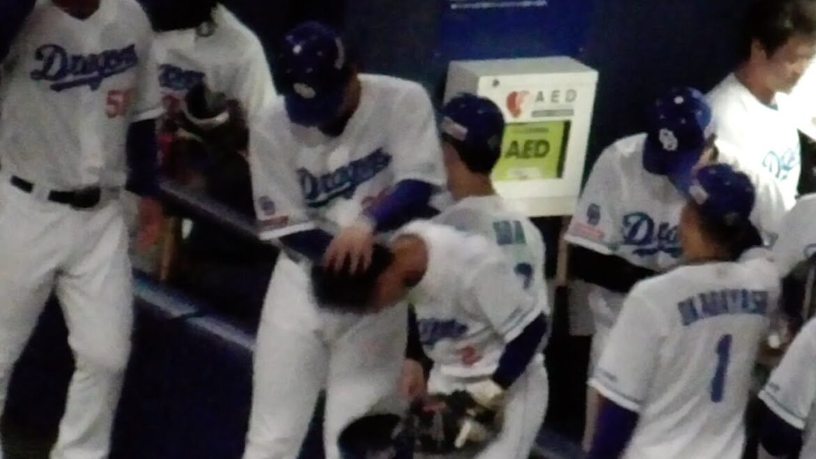 昂弥と幹也　石川昂弥が小さいけど年上の田中幹也にお辞儀させる　いつもは宇佐見真吾と一緒のお辞儀も今日は幹也ひとりで　中日ドラゴンズVS東京ヤクルトスワローズ　2024/05/25