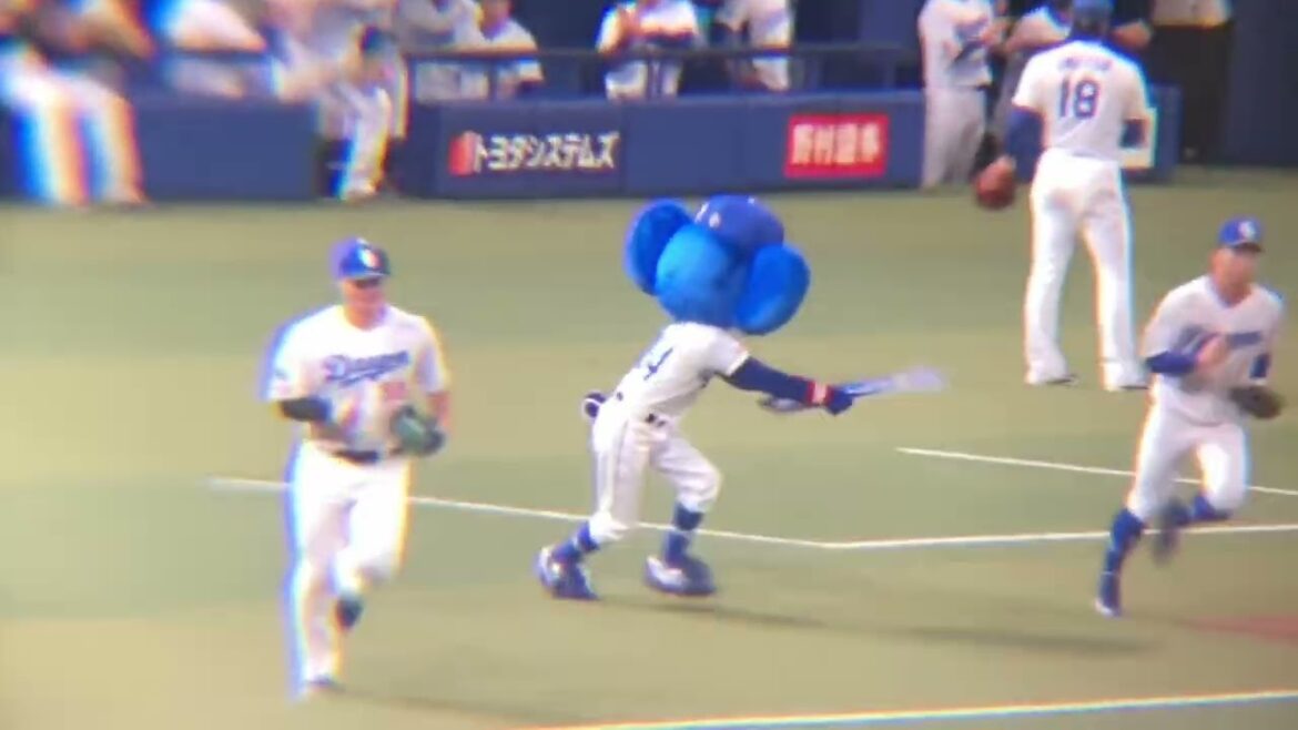 シート紹介でカードをパタパタするドアラ(2024/5/16)