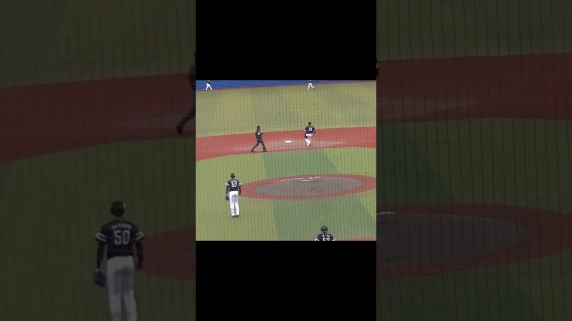 ロッテ井上晴哉 センターオーバーの二塁打を放つ（2024年3月8日 オープン戦 千葉ロッテマリーンズ対 福岡ソフトバンクホークス）