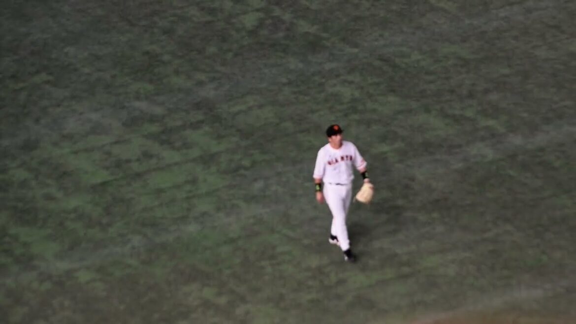 松田宣浩 選手　サードの守備につく　(3)