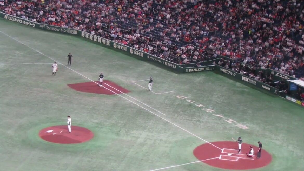 青木宣親をダブルプレーに打ち取る山﨑伊織＜読売ジャイアンツ 対 ヤクルトスワローズ 2024年4月30日＞