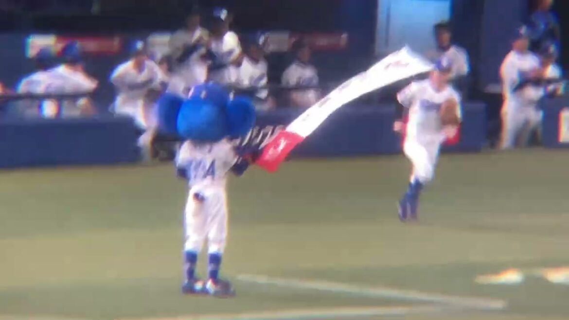 シート紹介で選手たちに無視されるドアラ(2024/5/26)