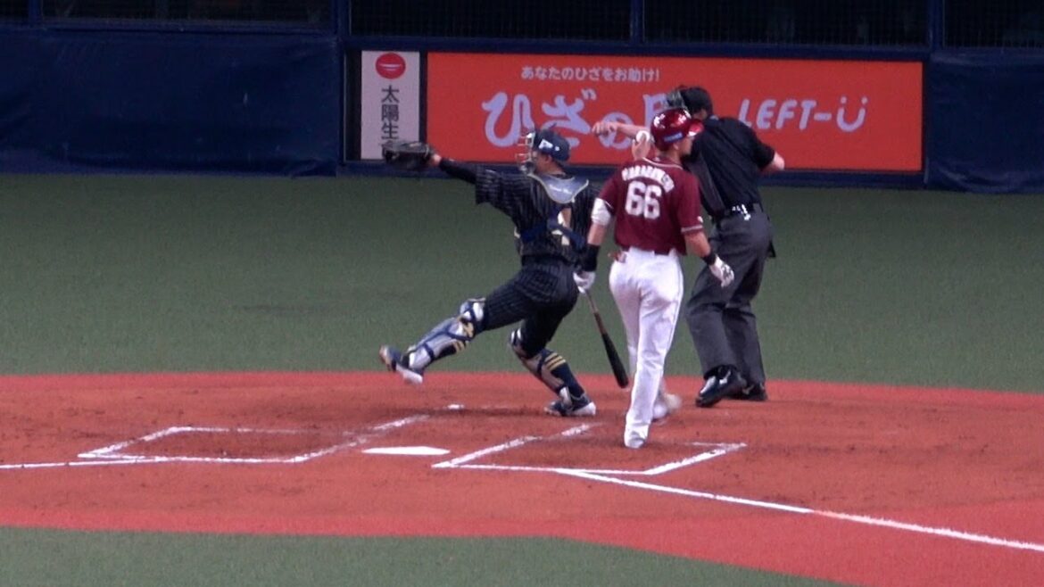 田嶋がテンポよく三球三振を奪ったあと、テンポよくボール回しをする内野陣