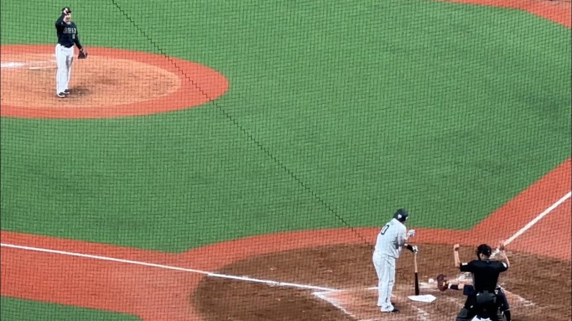 「西武・中村剛也がオリックス・吉田輝星を睨みつける　九回に左脇へ死球」(サンスポ) の場面【西武vsオリックス】2024/5/24