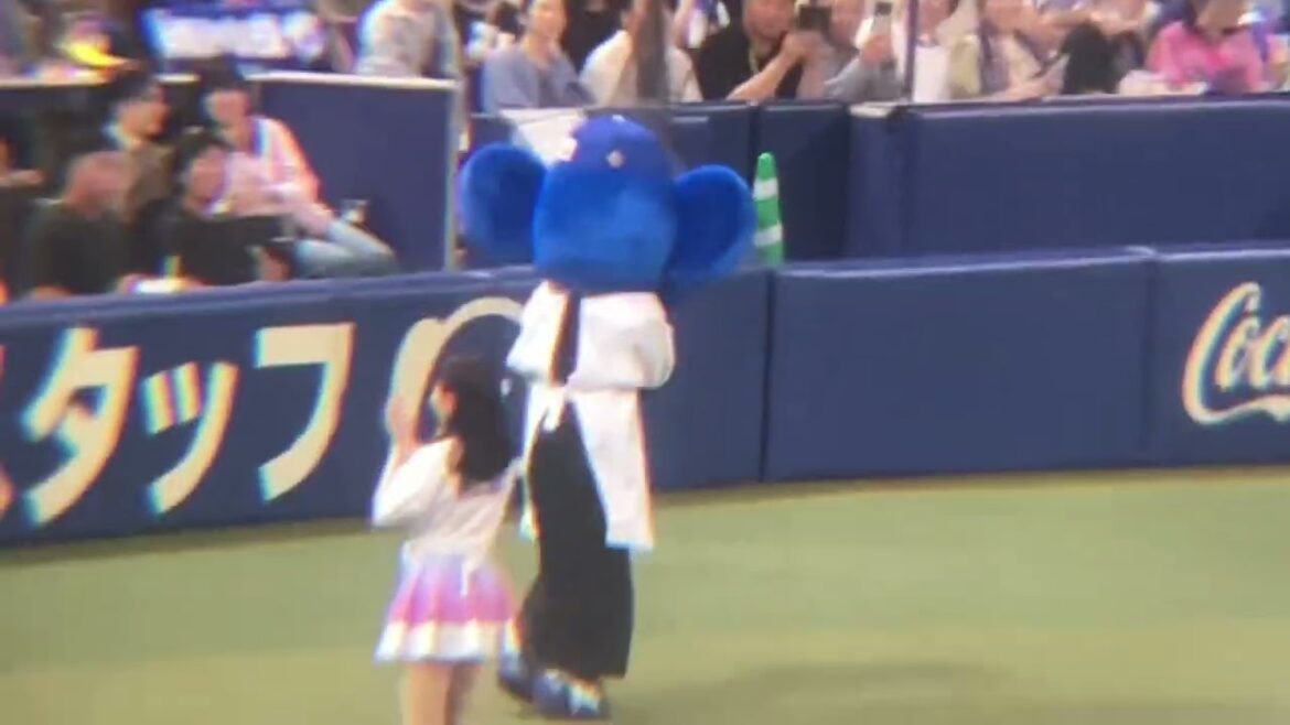 割烹着を着て登場するドアラ(2024/5/26) 割烹着を着て登場するドアラ(2024/5/26)