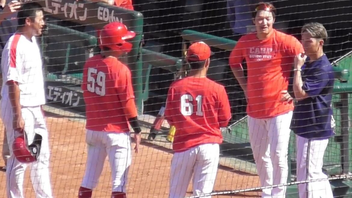 西川龍馬がカープ床田寛樹らとベンチ前で談笑中に前田神に気付きご挨拶！最後は床田と記念撮影にご満悦の龍馬！2024年5月29日