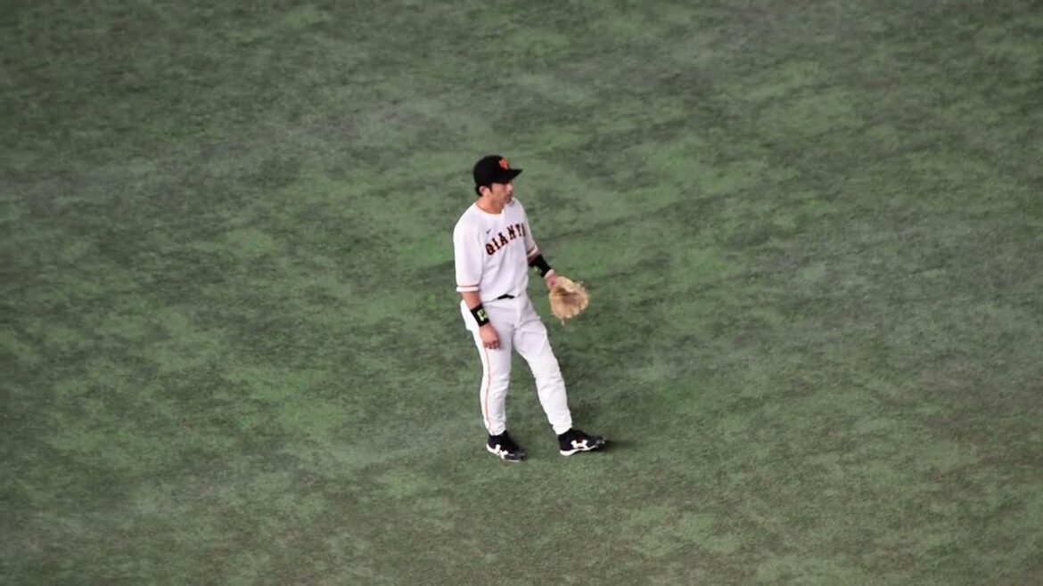 松田宣浩 選手　サードの守備につく　(6)