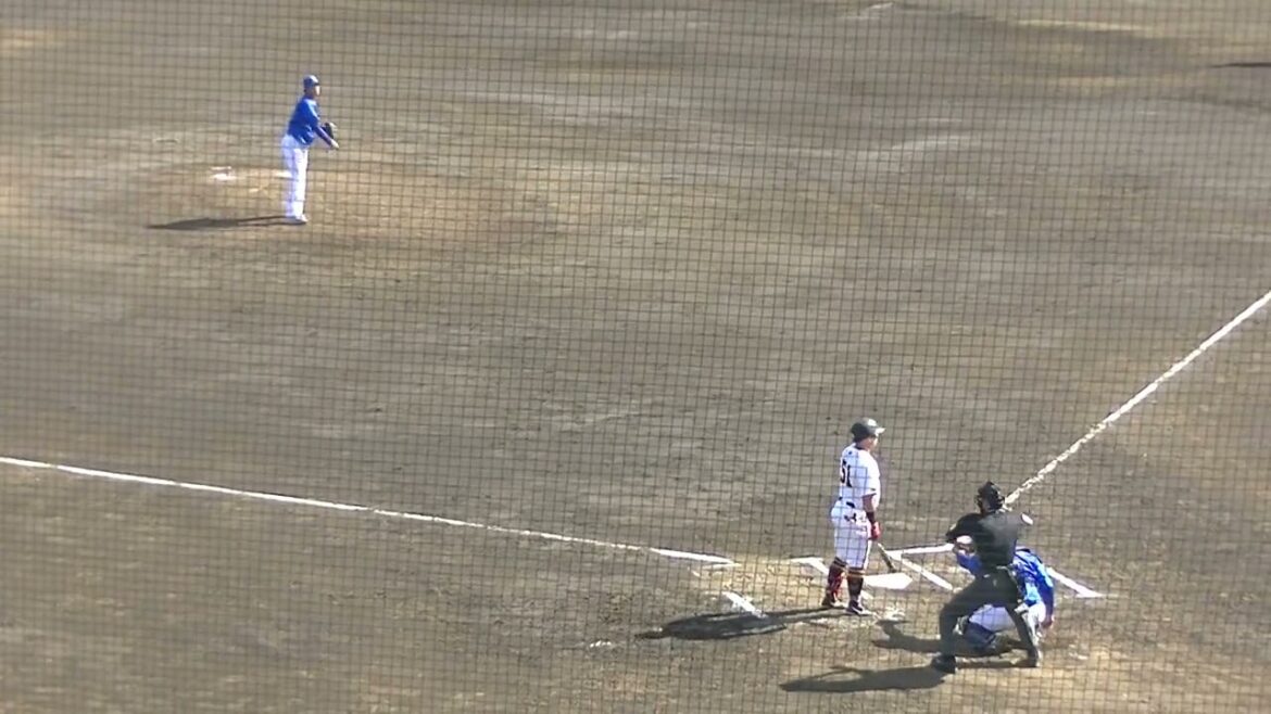 浅野翔吾をセカンドゴロに打ち取る佐々木千隼（2024年5月10日 読売ジャイアンツ対 横浜DeNAベイスターズ）