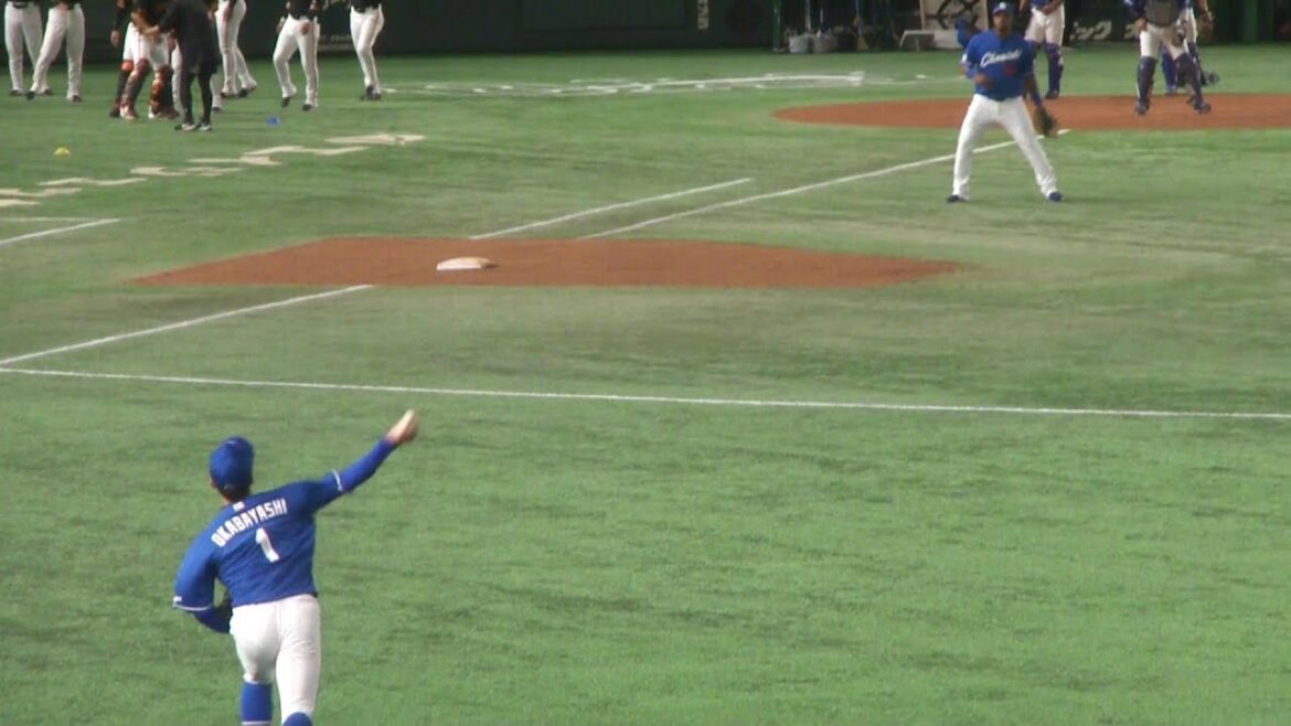 中日ドラゴンズ 外野ライトの守備練習の様子　岡林勇希1と板山祐太郎63のバックホーム・中継プレー　巨人 vs 中日　2024年5月21日(火)　東京ドーム