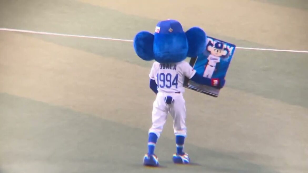 自分のカードをアピールするドアラ(2024/5/16)