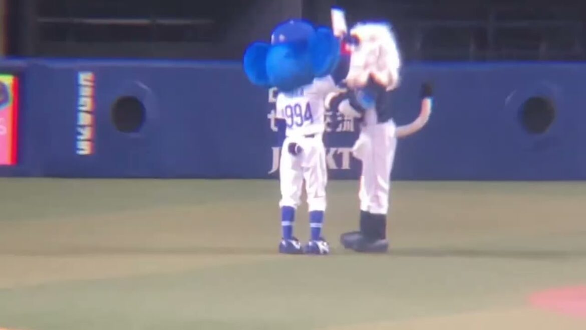 自分の本を宣伝するドアラ②(2024/5/29) 自分の本を宣伝するドアラ②(2024/5/29)