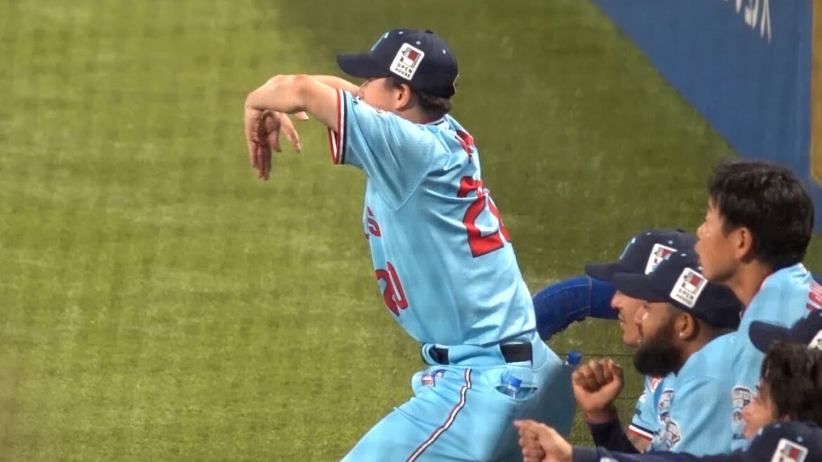 ベンチでちょっとクセの強い動きをする木澤尚文 東京ヤクルトスワローズ 武岡龍世の打席 2024/05/30 交流戦