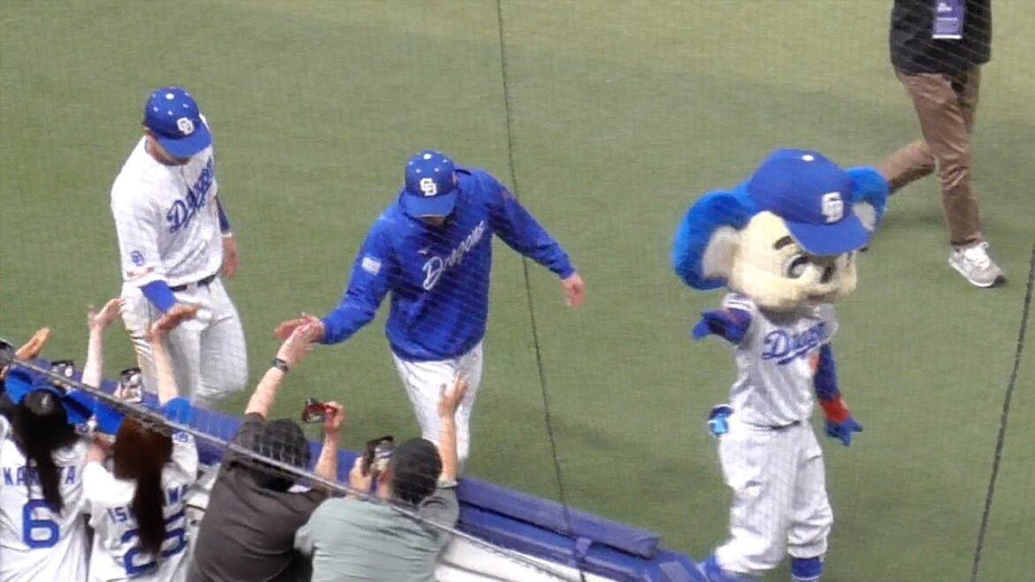 今日のヒーロー 石川昂弥と橋本侑樹に試合後「筆談トークショー」があるためいつもより早くグランド1周させるドアラ　中日ドラゴンズVS東京ヤクルトスワローズ　2024/05/26