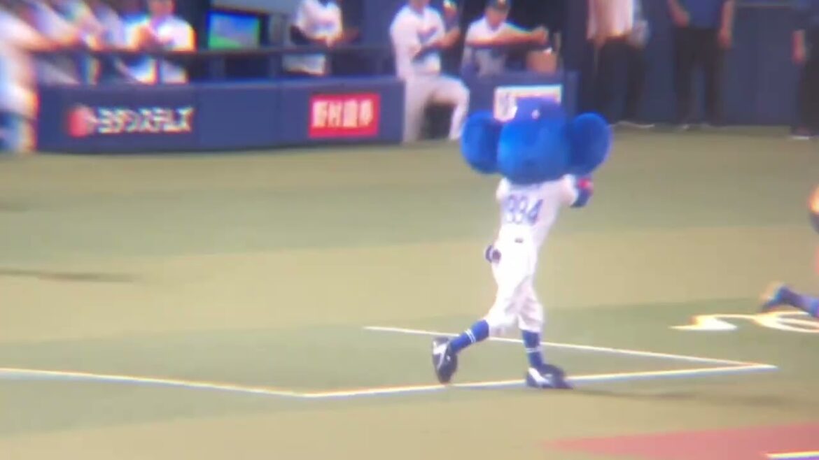 シート紹介で応援パリセンを見せつけるドアラ(2024/5/28)