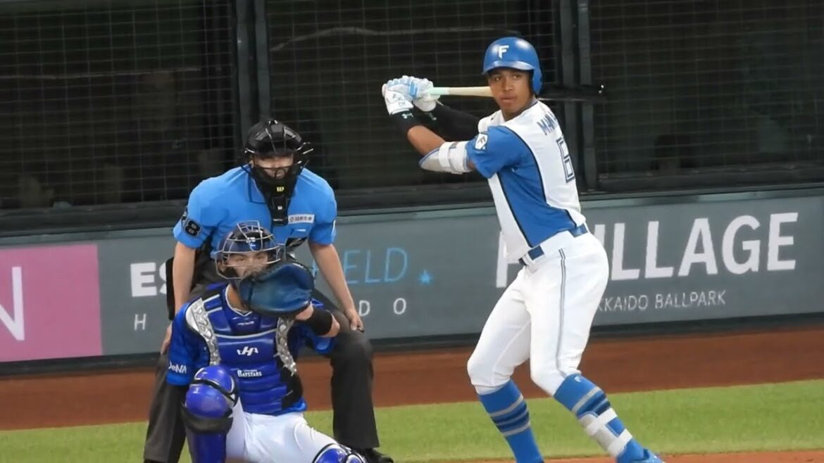 応援歌を口ずさんで打席に立つも見事な三振に取られる万波中正　エスコンフィールド北海道日本ハムファイターズ