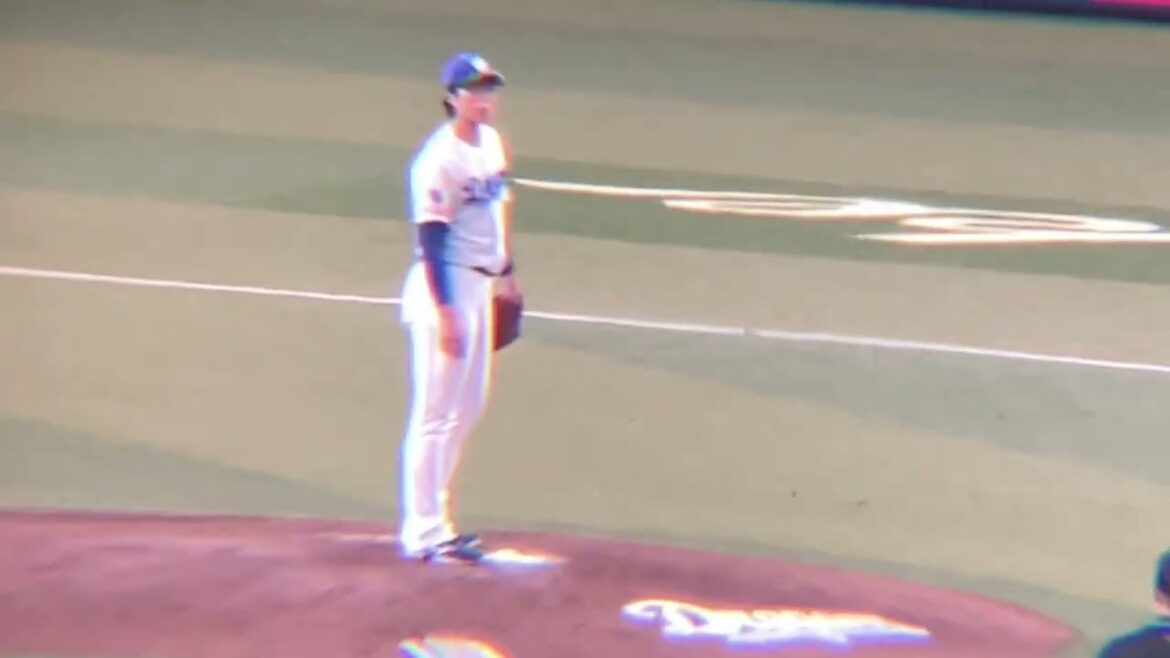 ピンチの場面で會澤を迎える梅津(2024/4/27)