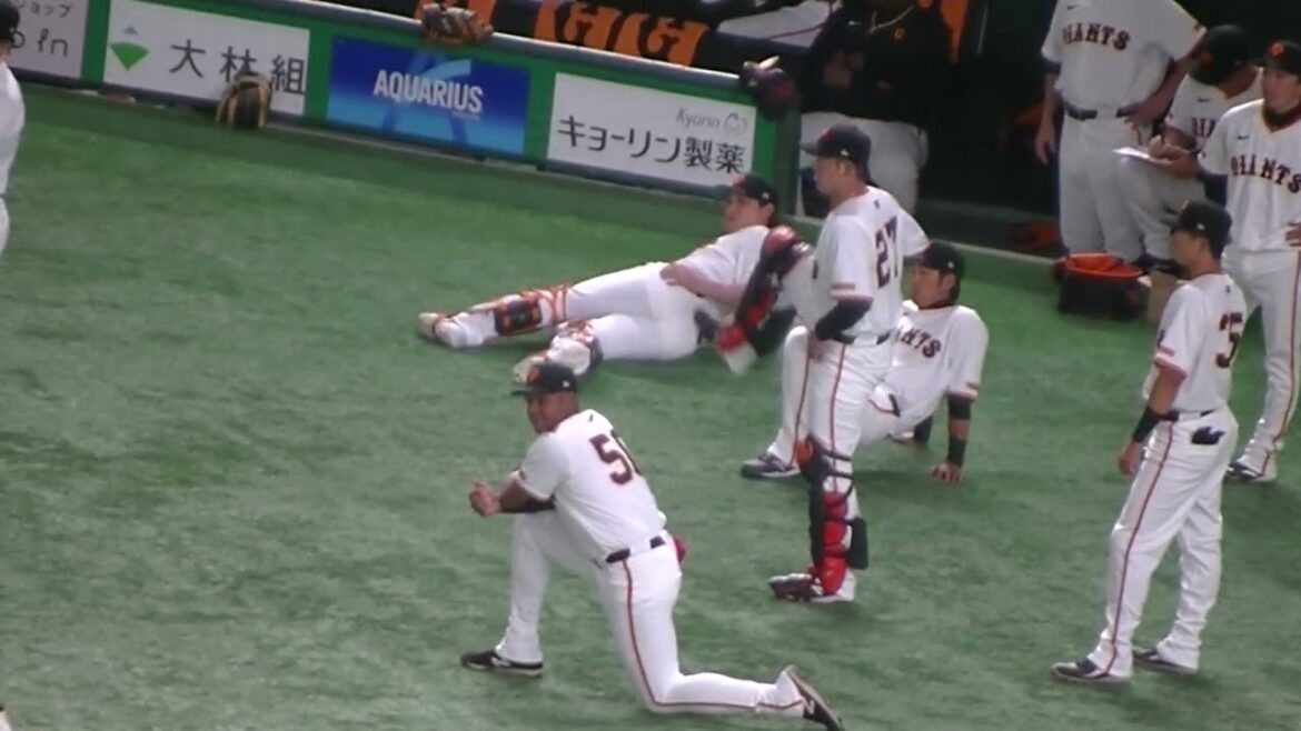 オコエ瑠偉がベンチ前でストレッチ＜読売ジャイアンツ対 福岡ソフトバンクホークス2024年5月28日＞