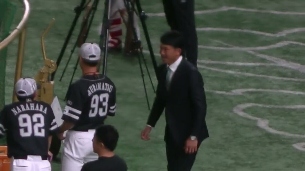 松田宣浩がグランドへ登場 小久保監督などに挨拶周り＜読売ジャイアンツ対 福岡ソフトバンクホークス2024年5月28日＞