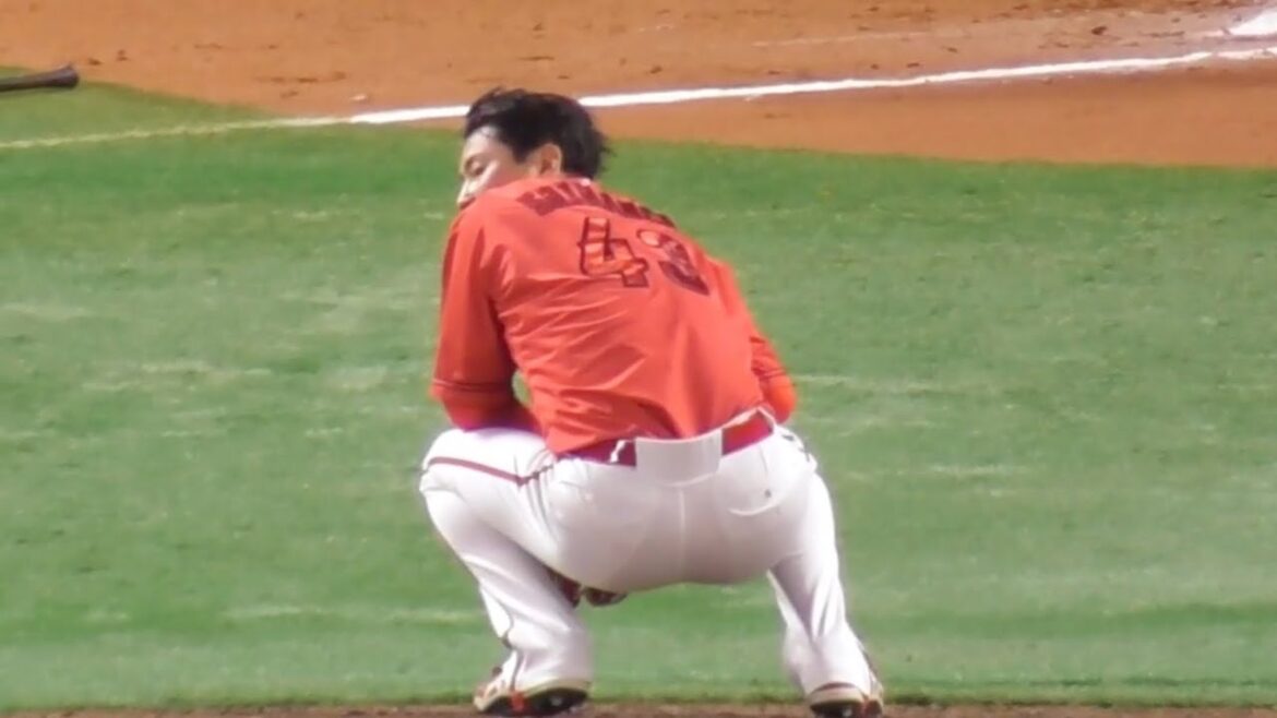 延長10回、近藤にサヨナラホームランを打たれ、マウンドにうずくまる島内颯太郎。島内を労うカープナイン！2024年6月2日