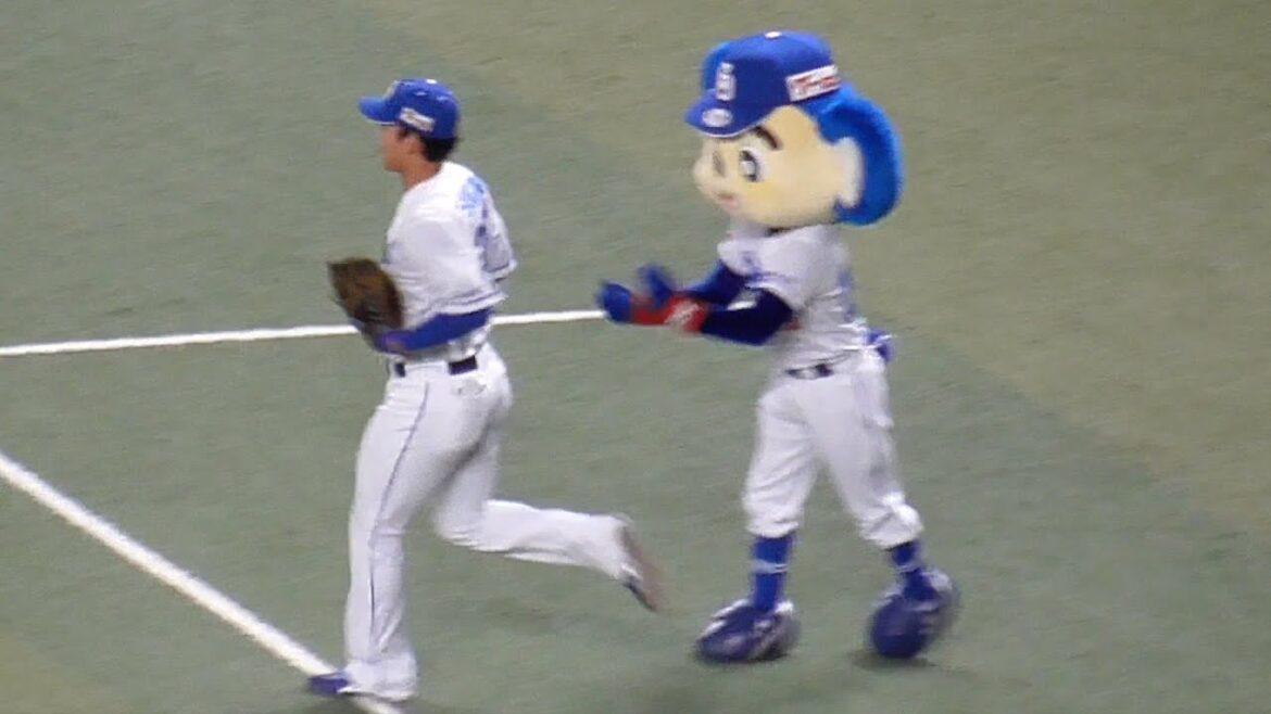 守備につく選手を送り出すドアラ