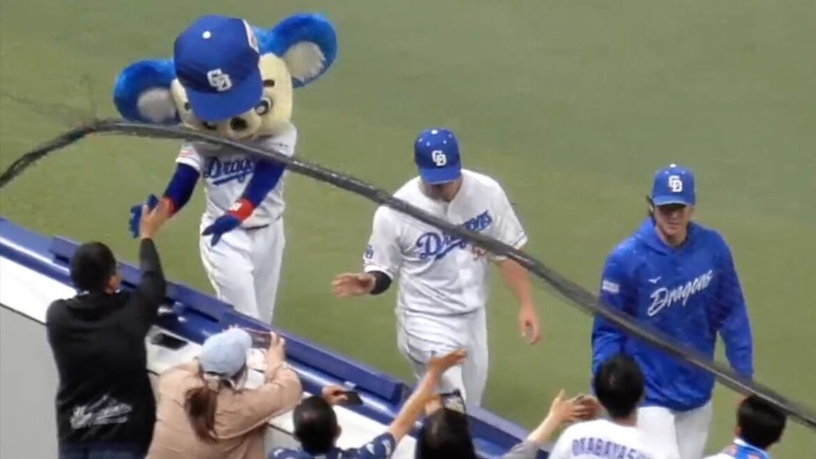 今日のヒーロー細川成也と梅津晃大が笑顔でドーム一周　ファンとのハイタッチ　中日ドラゴンズVS読売ジャイアンツ　2024/05/06