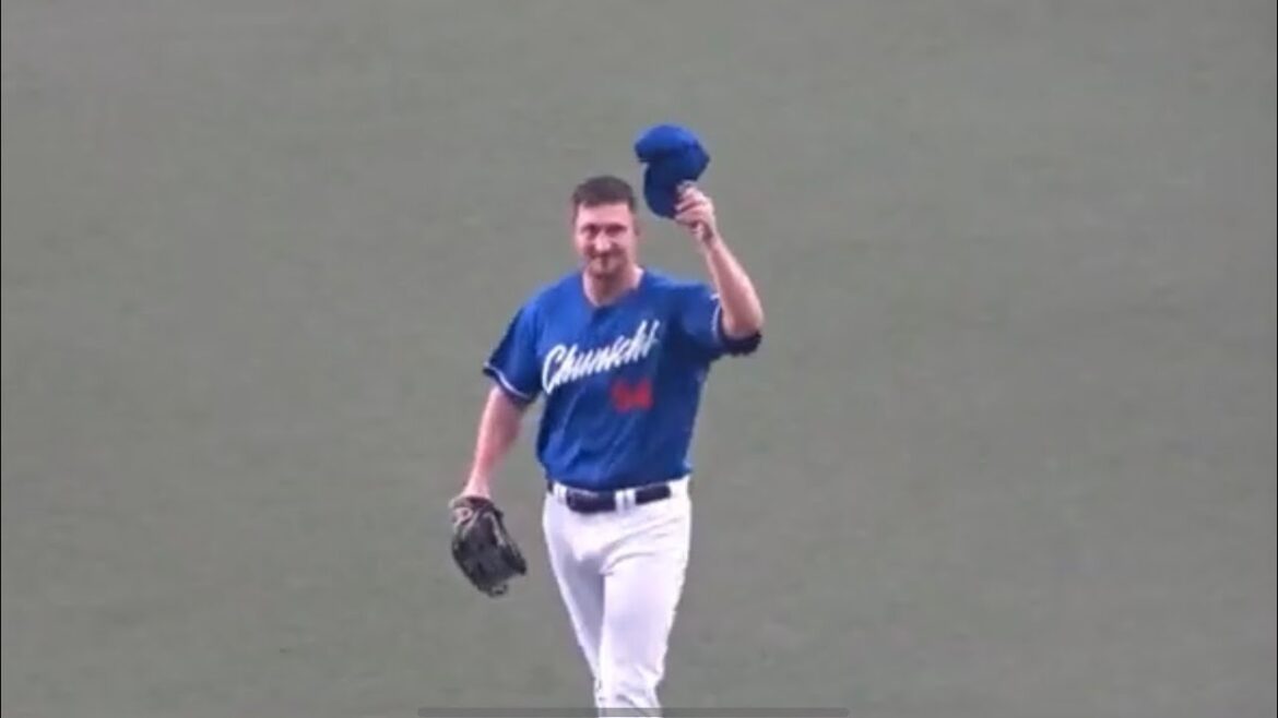 同点アーチを放ちファンの歓声に応えるディカーソン