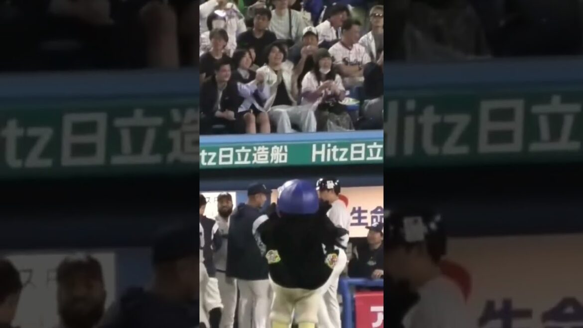 つば九郎、ホームランを放った武岡を出迎える #東京ヤクルトスワローズ  #つば九郎  #shorts