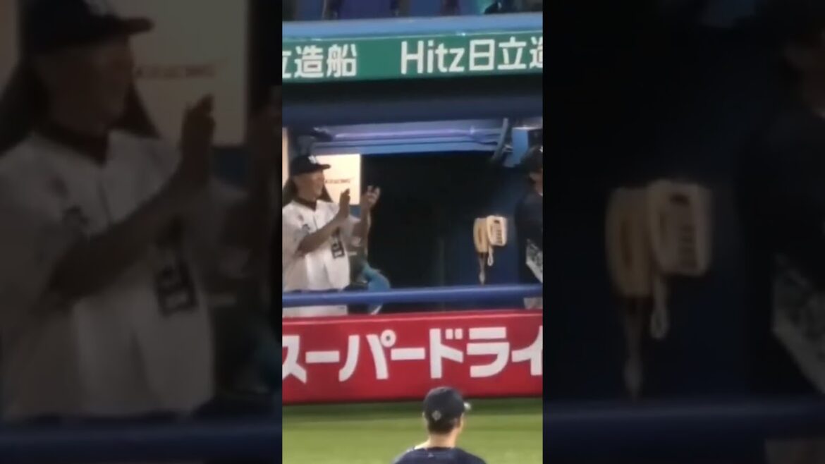 つば九郎、ホームランを放ったオスナを出迎える #東京ヤクルトスワローズ  #つば九郎  #shorts