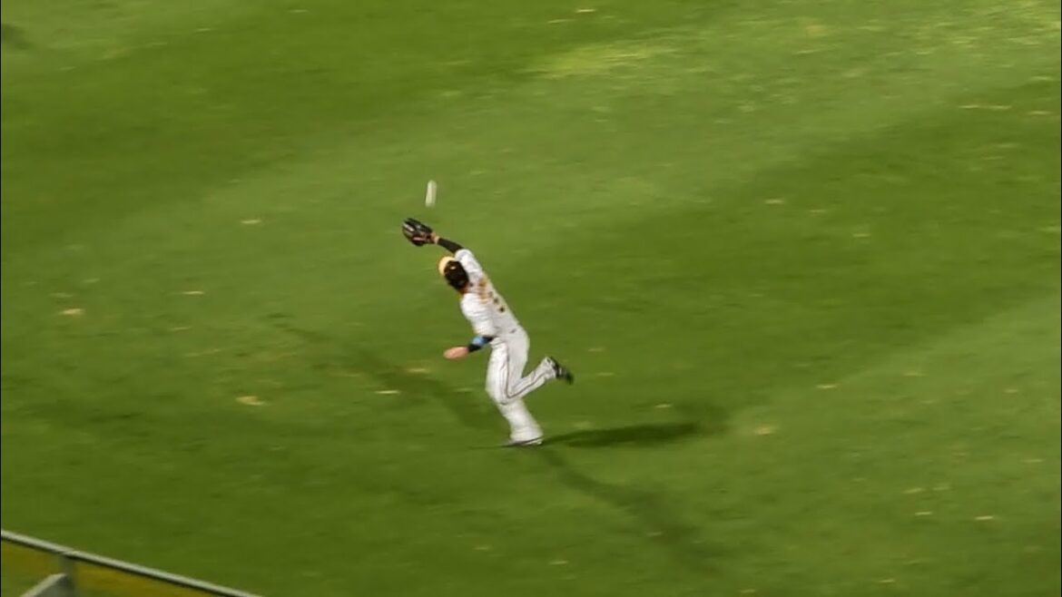 【超美技】近本光司、爆足飛ばして右中間突破しそうな打球に追いつきアウトするファインプレー！飛び出したランナーを刺してゲッツー完成！ 2024.6.5