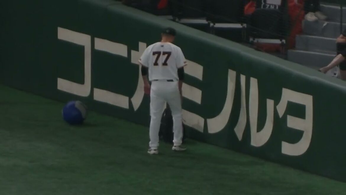 内海哲也コーチが先発の高橋礼のキャッチボールを見にいく【読売ジャイアンツ対ソフトバンクホークス2024年5月30日】