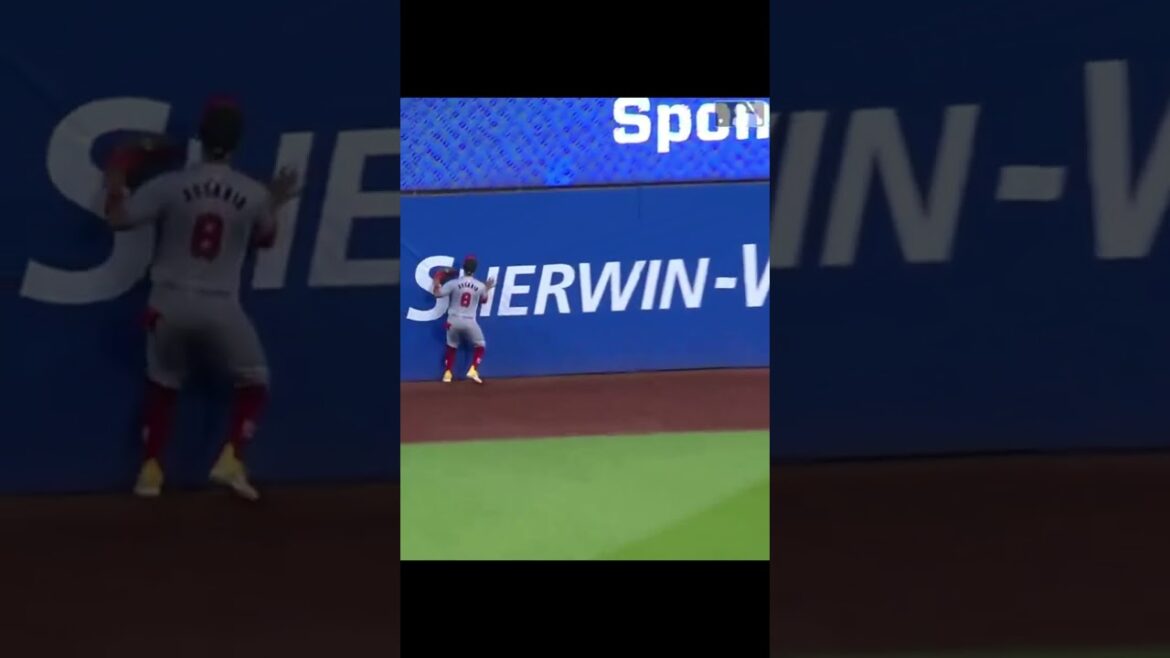 Eddie Rosario de lado la atrapa.  #beisbolista #baseball #beisbol #shorts