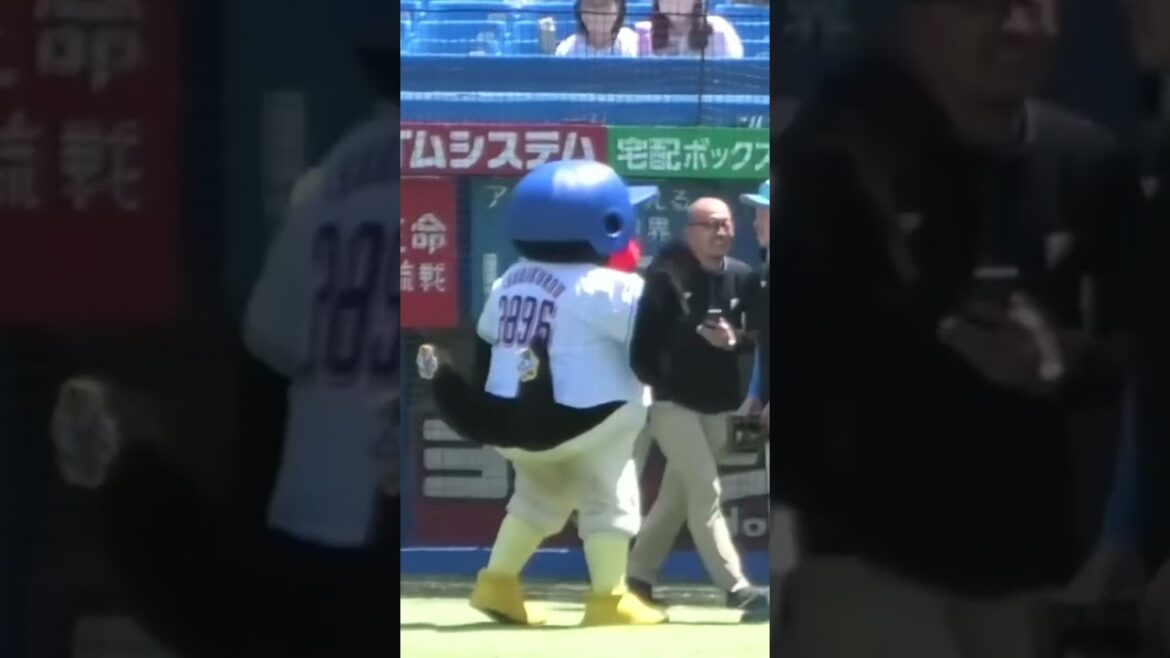 つば九郎、谷内くんと記念撮影 #つば九郎 #東京ヤクルトスワローズ #北海道日本ハムファイターズ