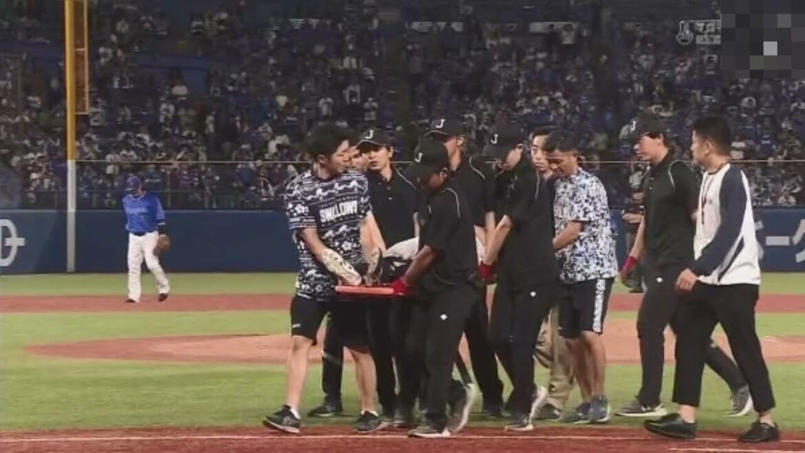 ヤクルト丸山フェンスに激突し、タンカで運ばれる。