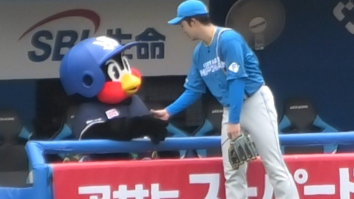 つば九郎のとこに挨拶にくるファイターズ谷内コーチ 20240609