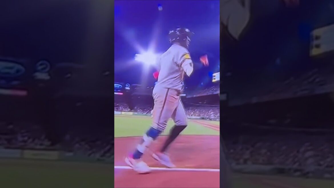 Atlanta Braves Ozzie Albies 3 run homerun to take the lead in Boston! #shorts #viral #mlb