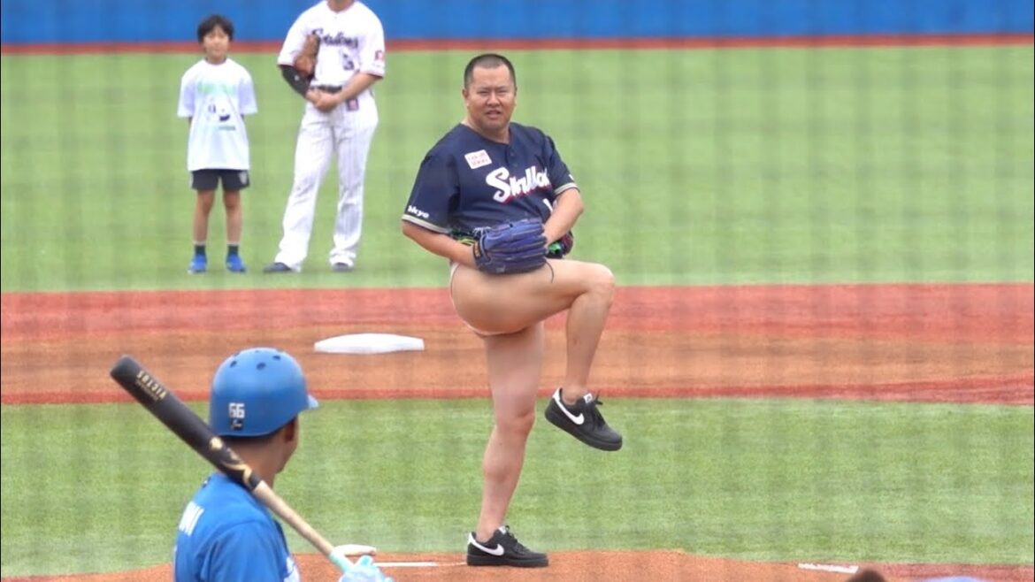 とにかく明るい安村のとにかく明るい始球式！ちゃんと履いてましたね。東京ヤクルトスワローズvs北海道日本ハムファイターズ 2024/06/09 交流戦
