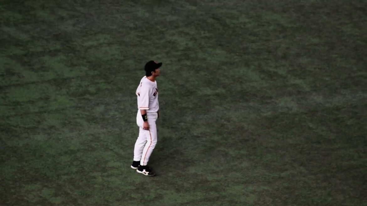 松田宣浩 選手　サードの守備につく　(9)