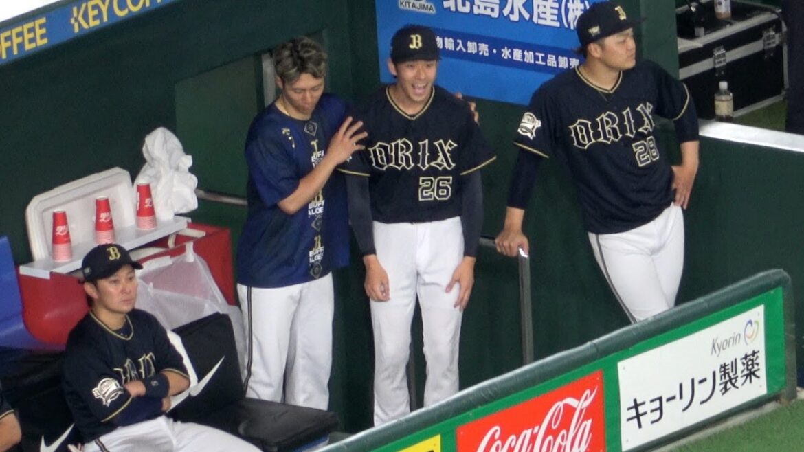 5回無失点の齋藤響介をねぎらい、席を譲ってあげる西川龍馬