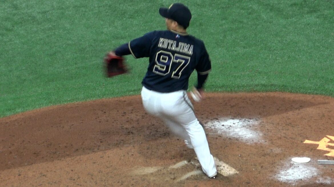 若月のサインに首を振る古田島成龍、直球で勝負し、見事に抑えてこのガッツポーズ！