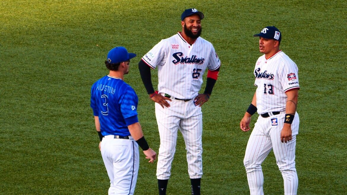 試合前に談笑する、オスナ、サンタナ、オースティン