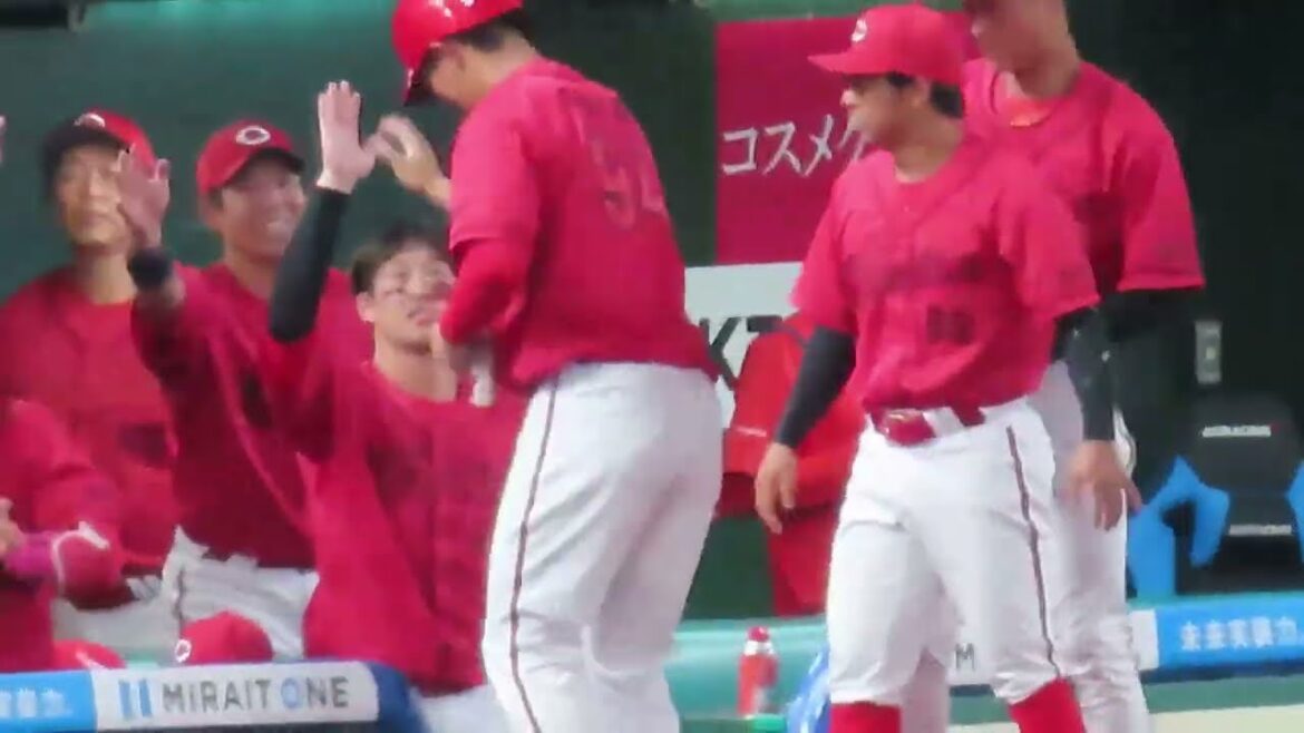 広島カープ 育成から支配下 94佐藤啓介 プロ初ヒット　打った球はボールバックでベンチへ⚾