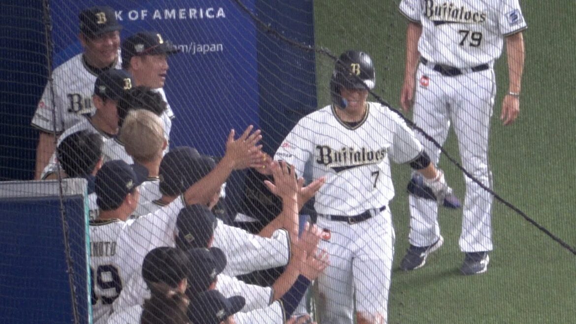 紅林のタイムリーで西川龍馬が1塁から激走！へとへとでベンチのみんなとハイタッチ！