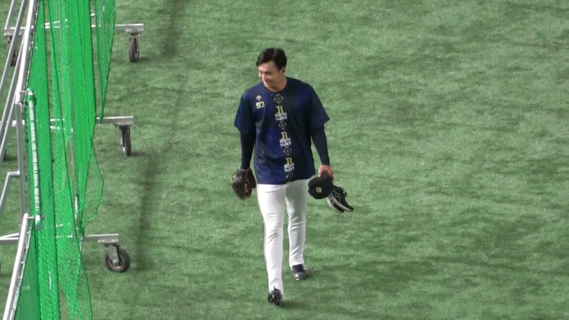 試合前、声をかけてくれた観客にお辞儀する佐藤一磨