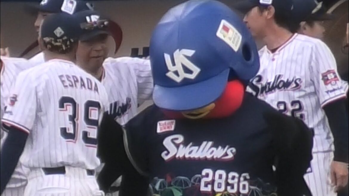 6/9カード勝ち越し！大接戦を制して喜ぶヤクルトベンチ