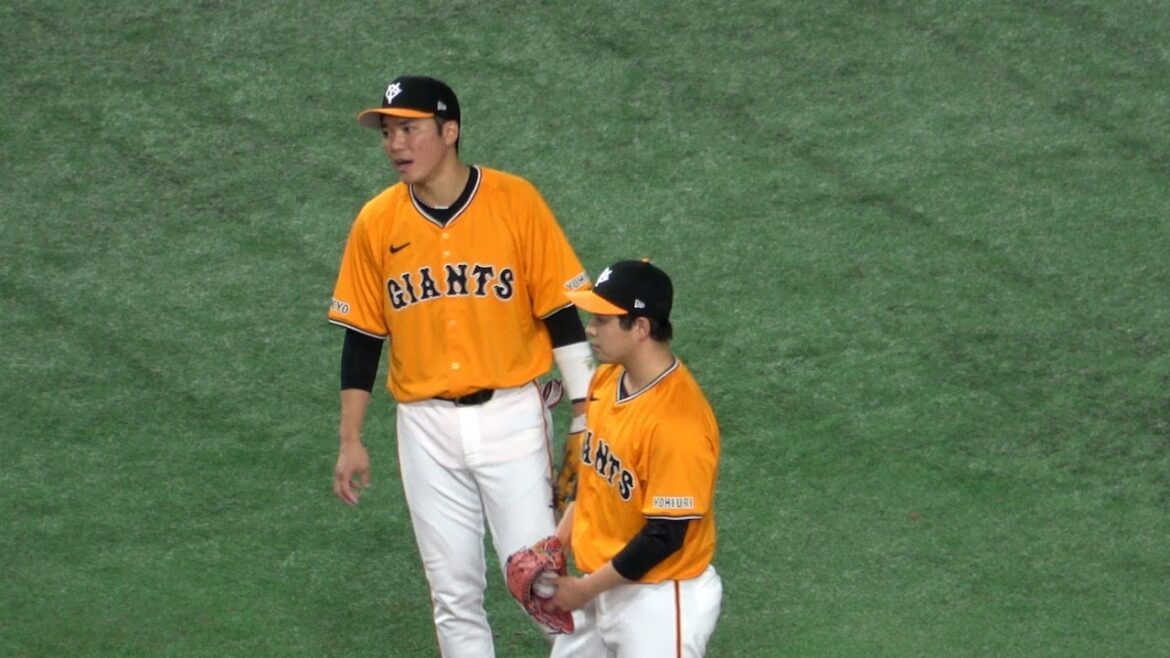 この回、3人目の四球を出した投手に声をかけた直後、次打者への初球が大きく外れてフリーズする巨人・坂本勇人