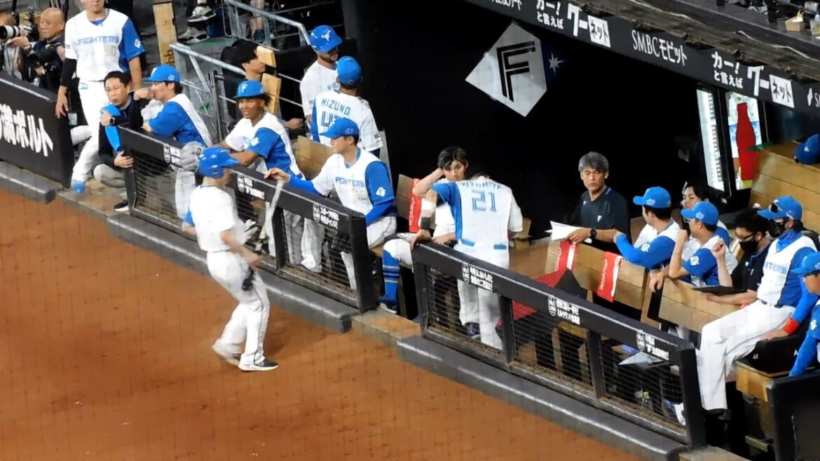 【日本ハム】自分の打席が近づいていることに気付き慌てて準備する清宮幸太郎選手【2024年6月12日】