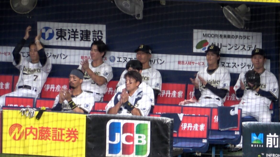 履正社高校のパフォーマンスをベンチで見ているバファローズ高校野球部